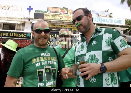 Los Cristianos, Spagna. 17th Mar, 2023. Gli irlandesi nelle strade durante la celebrazione di San Patrizio a Tenerife Sud, Spagna, il 17 marzo 2023. (Foto di Mercedes Menendez/Pacific Press/Sipa USA) Credit: Sipa USA/Alamy Live News Foto Stock