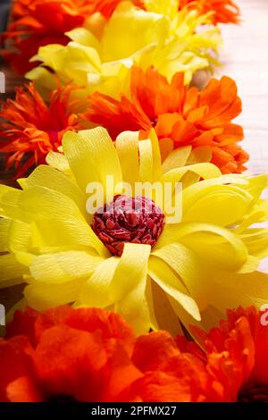 Fiori di carta su sfondo tavolo di legno. Decorazione motivo floreale, primavera, Pasqua, compleanno, buon giorno delle donne, Festa delle madri. Copia spazio per il Foto Stock