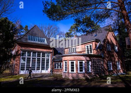 PRODUZIONE - 16 marzo 2023, Meclemburgo-Pomerania occidentale, Güstrow: La nuova mostra permanente del Museo Ernst Barlach è esposta nell'ex studio. Dopo diversi mesi di lavori di chiusura e ristrutturazione, la mostra permanente sulla vita e sul lavoro di Ernst Barlach sarà riaperta durante un fine settimana festivo. Foto: Jens Büttner/dpa Foto Stock