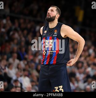 Sabadell, Barcellona, Spagna. 17th Mar, 2023. Barcellona Spagna 17.03.2023 Nikola Mirotic ( FC Barcelona ) guarda durante la partita di Basketball Eurolega tra FC Barcelona e Crvenza Zveda Belgrado a Palau Blaugrana il 17 marzo 2022 a Barcellona. (Credit Image: © Xavi Urgeles/ZUMA Press Wire) SOLO PER USO EDITORIALE! Non per USO commerciale! Credit: ZUMA Press, Inc./Alamy Live News Foto Stock