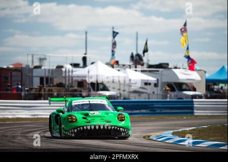 80 HYETT PJ (usa), PRIAULX Seb (gbr), JEANNETTE Gunnar (usa), AO Racing, Porsche 911 GT3 R, in azione durante la Mobil 1 dodici ore di Sebring 2023, 2nd° round del 2023° IMSA sportscar Championship, dal 15 al 18 marzo 2023 sull'autodromo internazionale di Sebring a Sebring, Florida, USA - Foto: Jan Patrick Wagner/DPPI/LiveMedia Foto Stock