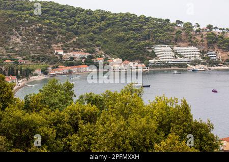 Lopud, Croazia. 29th ago, 2022. Vista generale sulla costa dell'isola di Lopud. Lopud è una piccola isola al largo della costa della Dalmazia, nel sud della Croazia. L'isola fa parte dell'arcipelago delle Isole Elafiti. (Foto di Karol Serewis/SOPA Images/Sipa USA) Credit: Sipa USA/Alamy Live News Foto Stock