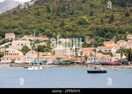 Lopud, Croazia. 29th ago, 2022. Boulevards e barche ormeggiate sulla costa dell'isola di Lopud. Lopud è una piccola isola al largo della costa della Dalmazia, nel sud della Croazia. L'isola fa parte dell'arcipelago delle Isole Elafiti. (Foto di Karol Serewis/SOPA Images/Sipa USA) Credit: Sipa USA/Alamy Live News Foto Stock