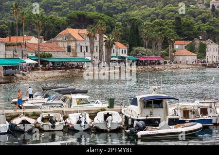 Lopud, Dubrovnik-Neretva, Croazia. 29th ago, 2022. Lopud Marina e ristoranti visti sul lungomare di Lopud Island. Lopud è una piccola isola al largo della costa della Dalmazia, nel sud della Croazia. L'isola fa parte dell'arcipelago delle Isole Elafiti. (Credit Image: © Karol Serewis/SOPA Images via ZUMA Press Wire) SOLO PER USO EDITORIALE! Non per USO commerciale! Foto Stock