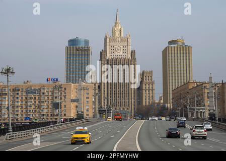 MOSCA, RUSSIA - 14 APRILE 2021: La costruzione del Ministero degli Affari Esteri nel paesaggio urbano il pomeriggio di aprile Foto Stock