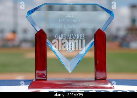 16 MARZO 2023, Lakeland FL USA; il premio Dwight Lowry per lo sviluppo dei giocatori per Gabe Alvarez sarà presentato prima di un gioco di allenamento primaverile a della MLB Foto Stock