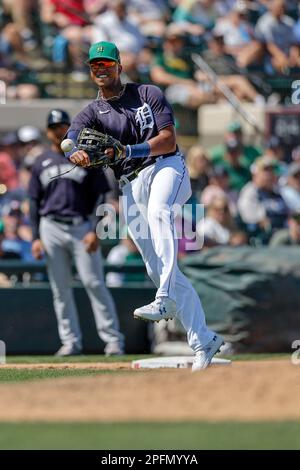 16 MARZO 2023, Lakeland FL USA; Detroit Tigers outfielder Justin Henry Malloy (82) campi e getta al primo per l'out durante un MLB primavera traini Foto Stock