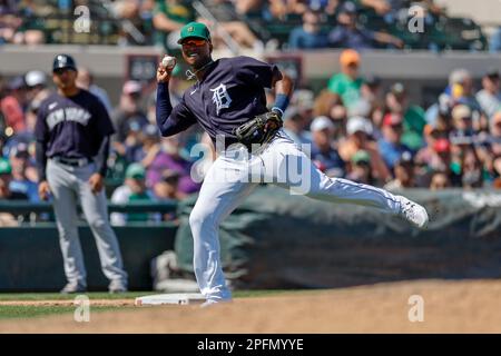 16 MARZO 2023, Lakeland FL USA; Detroit Tigers outfielder Justin Henry Malloy (82) campi e getta al primo per l'out durante un MLB primavera traini Foto Stock