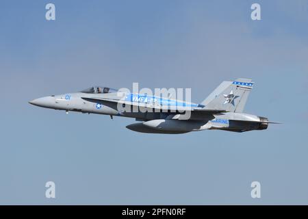 Tokyo, Giappone - 30 dicembre 2021: United States Marine Corps (USMC) Boeing F/A-18C Hornet multirole fighter di VMFA-112 Cowboys. Foto Stock