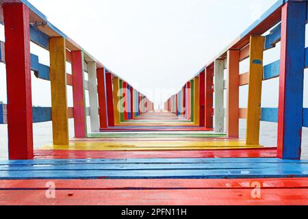 Prospettiva decrescente di un Ponte del Molo di colore Arcobaleno Foto Stock