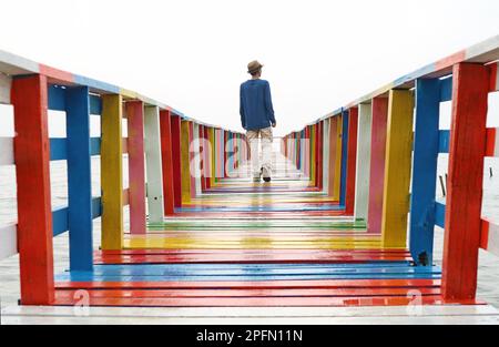 Persone che camminano sul Molo di legno multicolore Foto Stock