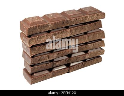 Una pila di succulenti cioccolatini scuri su sfondo bianco Foto Stock