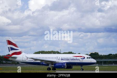 Foto del file datata 09/08/21 di un aereo della British Airways, poiché la forte domanda di destinazioni a basso costo dell'Europa orientale sta facendo aumentare il numero di famiglie britanniche che prenotano soggiorni in città, secondo una società di vacanze online. Foto Stock