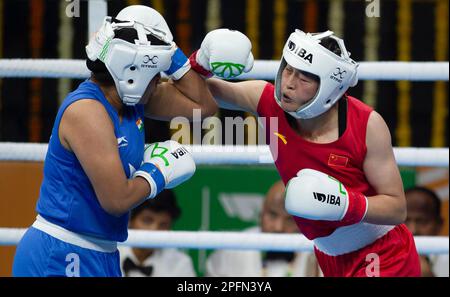 Nuova Delhi, India. 17th Mar, 2023. Zhou Pan (R) della Cina compete con Yadav Shruti of?India durante il round di 32 in donne d'élite 66-70kg leggero middle?Prindeal?match del IBA World Women's Boxing Championships 2023 a Nuova Delhi, India, 17 marzo 2023. Credit: Javed Dar/Xinhua/Alamy Live News Foto Stock