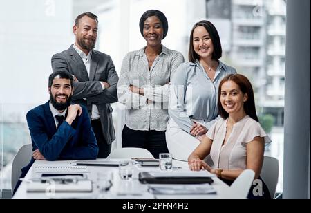 Il lavoro di squadra è ciò che rende il sogno realtà. Ritratto di un gruppo di uomini d'affari che hanno una riunione in un ufficio. Foto Stock