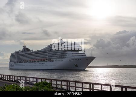 Durban, KwaZulu-Natal, Sudafrica - Marzo 17th 2023: MSC Orchestra arriva al porto di Durban. Foto Stock