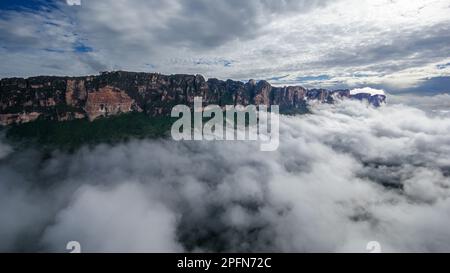 Torreggianti scogliere di arenaria di Auyan Tepui con nuvole sopra la Gran Sabana, Venezuela Foto Stock