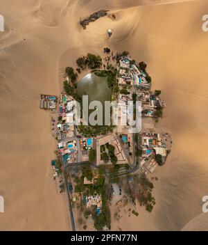 Una vista aerea dell'Oasi Huacachina in Perù alla luce del giorno Foto Stock