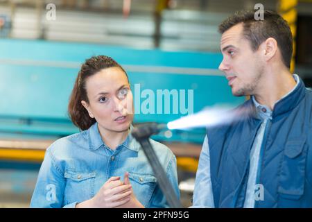 operatore che tiene in mano una torcia per saldatura Foto Stock