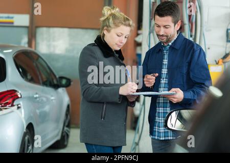 coppia che parla con il consulente di vendita nello showroom Foto Stock