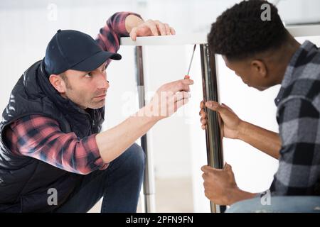 due falegnami appaltatori che lavorano all'interno Foto Stock