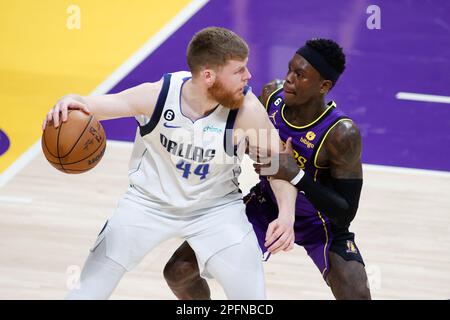 Los Angeles, Stati Uniti. 17th Mar, 2023. Dallas Mavericks Forward Davis Bertans (L) è difeso dalla guardia dei Lakers di Los Angeles Dennis Schroder (R) durante una partita di basket NBA alla Crypto.com Arena di Los Angeles. Credit: SOPA Images Limited/Alamy Live News Foto Stock