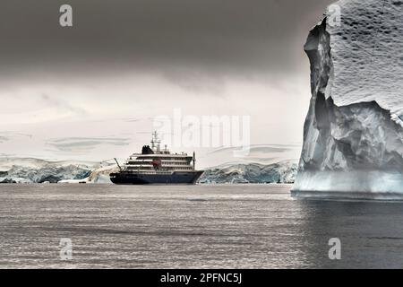 Penisola Antartica, punto portale. L'incrociatore Hondius Foto Stock