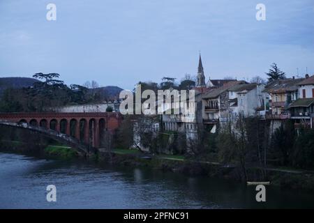 Vecchio ponte di pietra e borgo medievale di Villeneuve sur Lot, Francia Foto Stock