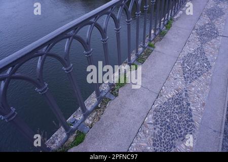 Vecchio ponte di pietra e borgo medievale di Villeneuve sur Lot, Francia Foto Stock