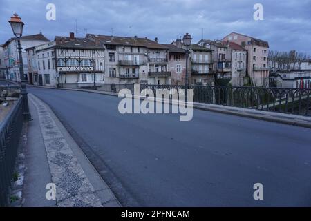 Vecchio ponte di pietra e borgo medievale di Villeneuve sur Lot, Francia Foto Stock