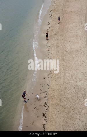 Vista aerea di 3 persone al mattino presto sulla spiaggia di Port Melbourne, Victoria, Australia Foto Stock