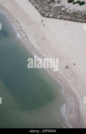 Vista aerea della gente di mattina presto sulla spiaggia a Port Melbourne, Victoria, Australia Foto Stock