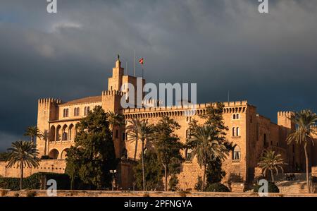 Drammatica tempesta nel tardo pomeriggio sul Palazzo reale di la Almudaina di Palma di Maiorca Foto Stock