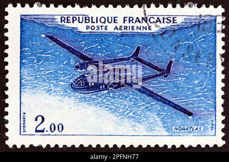 FRANCIA - CIRCA 1954: Un francobollo stampato in Francia mostra un aereo Nord 2501 Noratlas, circa 1954. Foto Stock