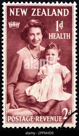 NUOVA ZELANDA - CIRCA 1950: Un francobollo stampato in Nuova Zelanda dal numero di 'francobolli sanitari' mostra la regina Elisabetta II e il principe Carlo, circa 1950. Foto Stock