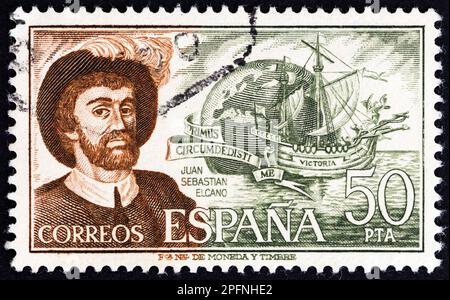 SPAGNA - CIRCA 1976: Un francobollo stampato in Spagna dal numero 'esploratori' mostra Juan Sebastian Elcano e Victoria, circa 1976. Foto Stock