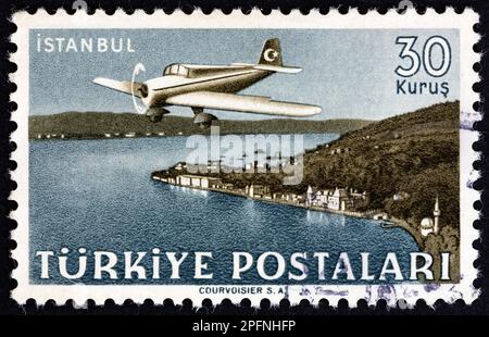 TURCHIA - CIRCA 1949: Un francobollo stampato in Turchia dal numero 'Turkish Aircraft Over Landscapes' mostra Curtiss-Wright CW-22 su Istanbul, circa 1949 Foto Stock