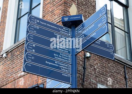 Segnaletica per varie destinazioni vicino al centro della città di Den Bosch. Foto Stock