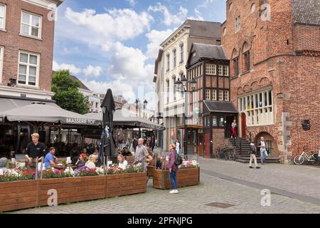 Vecchie case e ristoranti accoglienti sulla piazza del mercato nel centro di Den Bosch. Foto Stock