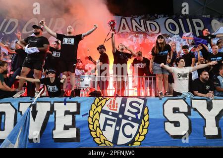 Sydney, Australia. 18th Mar, 2023. Sydney FC, Sydney Cove tifosi durante l'Australia Una partita di Lega tra il Sydney FC e West Sydney Wanderers allo stadio Allianz di Sydney, Australia, il 18 marzo 2023. Foto di Peter Dovgan. Solo per uso editoriale, licenza richiesta per uso commerciale. Non è utilizzabile nelle scommesse, nei giochi o nelle pubblicazioni di un singolo club/campionato/giocatore. Credit: UK Sports Pics Ltd/Alamy Live News Foto Stock