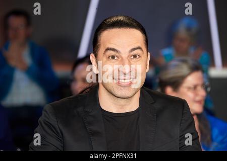 Amburgo, Germania. 17th Mar, 2023. Bülent Ceylan, comico, prima della registrazione del 'NDR Talk Show'. Credit: Georg Wendt/dpa/Alamy Live News Foto Stock