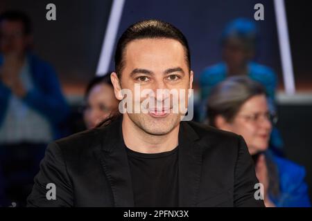 Amburgo, Germania. 17th Mar, 2023. Bülent Ceylan, comico, prima della registrazione del 'NDR Talk Show'. Credit: Georg Wendt/dpa/Alamy Live News Foto Stock