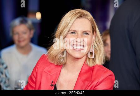 Amburgo, Germania. 17th Mar, 2023. Nicole Staudinger, autore, prima della registrazione del 'NDR Talk Show'. Credit: Georg Wendt/dpa/Alamy Live News Foto Stock