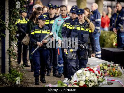 UTRECHT - lavoratori di emergenza durante la commemorazione dell'attacco del tram del 18 marzo 2019. Durante l'attacco di Piazza del 24 ottobre, Gokmen T. ha sparato quattro persone morte dentro e intorno ad un tram espresso. ANP ROBIN VAN LONKHUIJSEN olanda fuori - belgio fuori Foto Stock