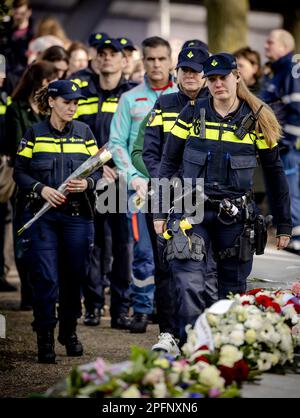 UTRECHT - lavoratori di emergenza durante la commemorazione dell'attacco del tram del 18 marzo 2019. Durante l'attacco di Piazza del 24 ottobre, Gokmen T. ha sparato quattro persone morte dentro e intorno ad un tram espresso. ANP ROBIN VAN LONKHUIJSEN olanda fuori - belgio fuori Foto Stock