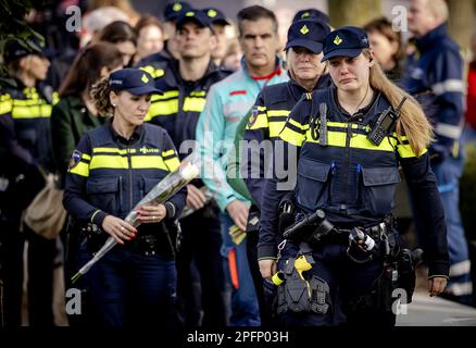 UTRECHT - lavoratori di emergenza durante la commemorazione dell'attacco del tram del 18 marzo 2019. Durante l'attacco di Piazza del 24 ottobre, Gokmen T. ha sparato quattro persone morte dentro e intorno ad un tram espresso. ANP ROBIN VAN LONKHUIJSEN olanda fuori - belgio fuori Foto Stock