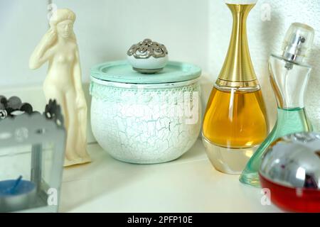 Bella decorazione vintage bagno di bottiglie di profumo, candela e figura romana sapone Foto Stock