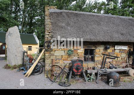 Vecchia fucina al Kerry Bog Village Museum, Irlanda Foto Stock