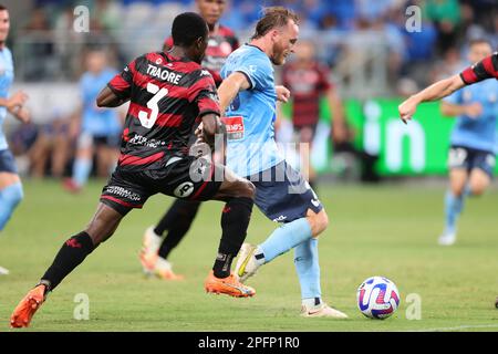 Sydney, Australia. 18th Mar, 2023. Il Rhyan Grant of Sydney FC spara durante l'Australia Una partita di campionato tra il Sydney FC e i West Sydney Wanderers allo stadio Allianz di Sydney, Australia, il 18 marzo 2023. Foto di Peter Dovgan. Solo per uso editoriale, licenza richiesta per uso commerciale. Non è utilizzabile nelle scommesse, nei giochi o nelle pubblicazioni di un singolo club/campionato/giocatore. Credit: UK Sports Pics Ltd/Alamy Live News Foto Stock