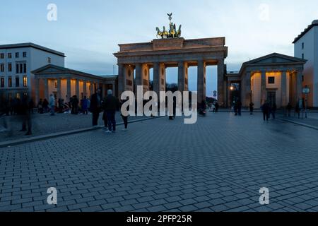 La porta di Brandeburgo è uno dei monumenti più importanti di Berlino, un punto di riferimento e simbolo con oltre duecento anni di storia durante il tramonto Foto Stock